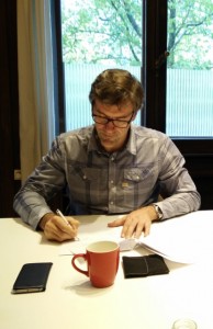 Rik Leenknegt, vice president of FLEGA, signs the constitutive act.